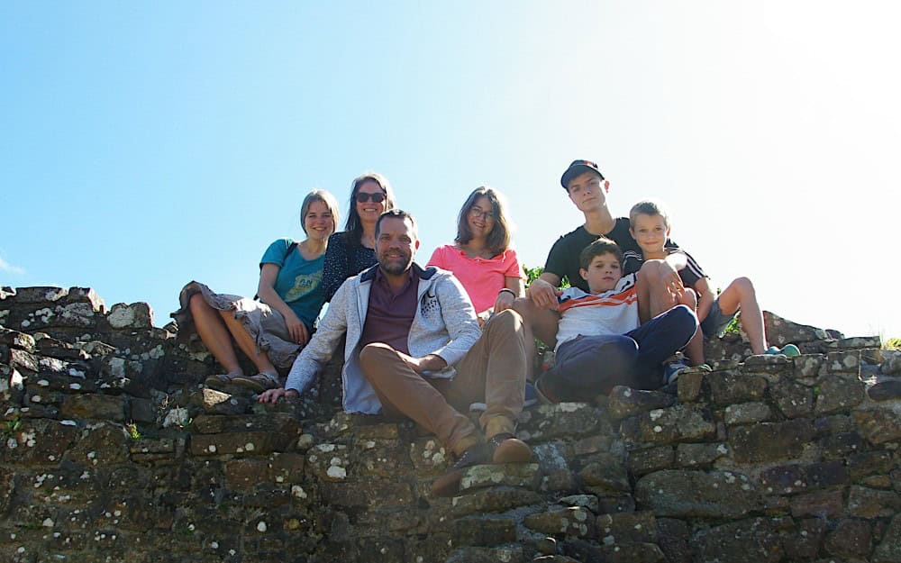 Even een familiefoto op een Motte and Bailey ruïne in Wales - 2024